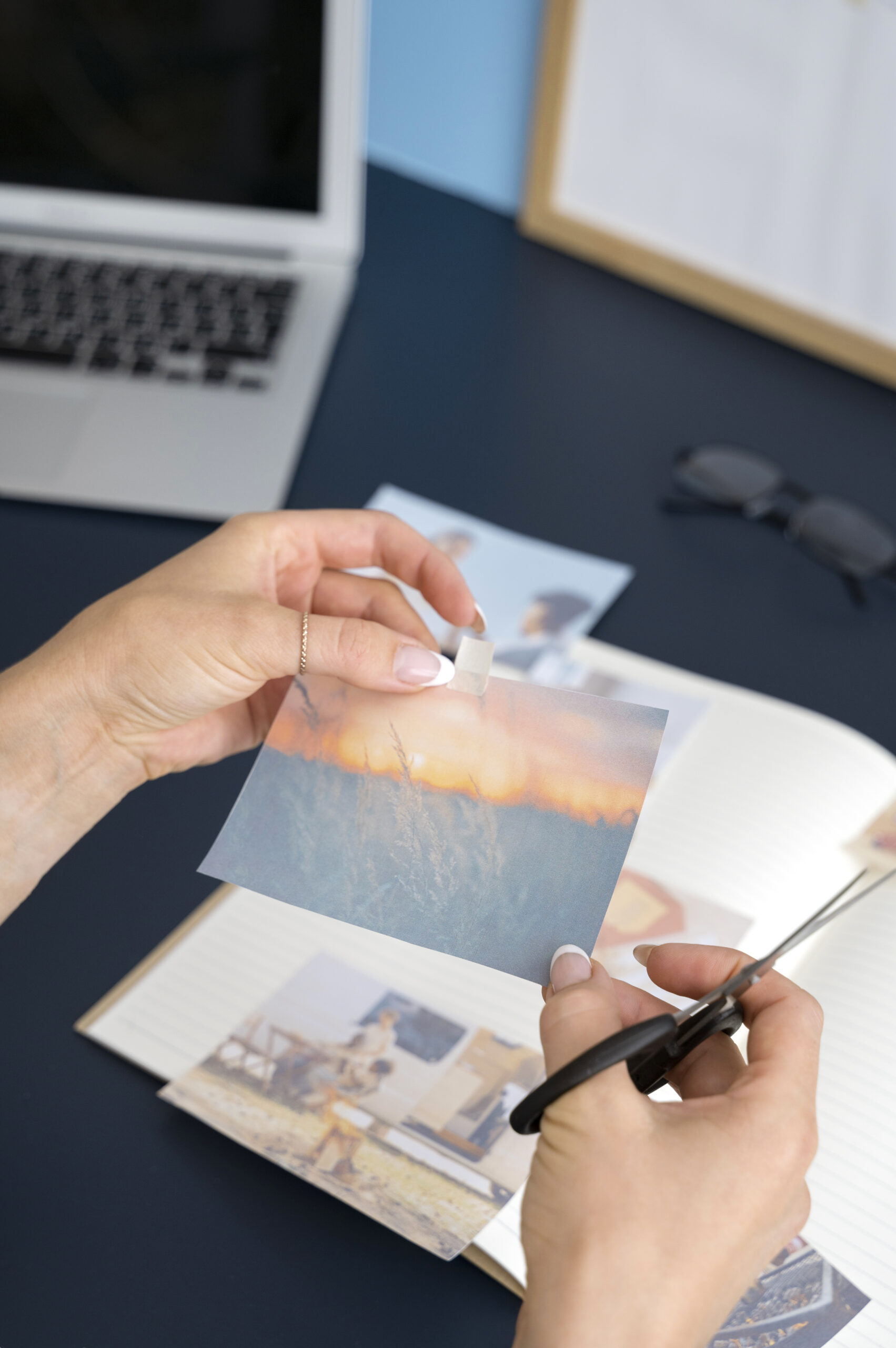 manos-de-alto-angulo-sosteniendo-la-foto tipos de papel